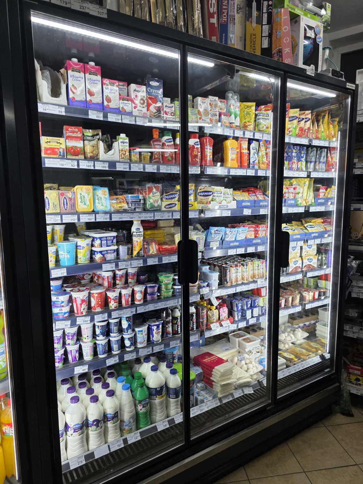 Mlečni proizvodi i namirnice — fotografija iz našeg marketa